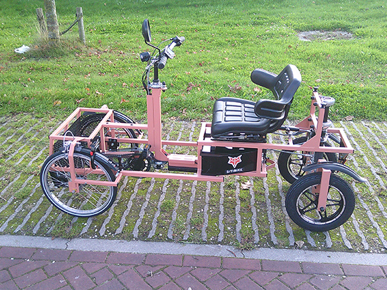 FoxiBikes Sitibike 2.0 is aan de voorkant 75 cm breed. De zwarte 'lip' beschermt de aandrijving en mechaniek 
tegen straatvuil. Vaak worden er led-koplampjes in de lip gemonteerd. 