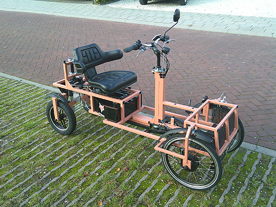 FoxiBikes Sitibike 2.0 is aan de voorkant 75 cm breed. De zwarte 'lip' beschermt de aandrijving en mechaniek 
tegen straatvuil. Vaak worden er led-koplampjes in de lip gemonteerd. 