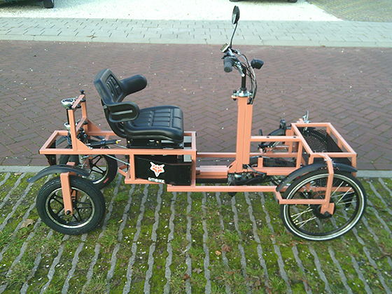 FoxiBikes Sitibike 2.0 is aan de voorkant 75 cm breed. De zwarte 'lip' beschermt de aandrijving en mechaniek 
tegen straatvuil. Vaak worden er led-koplampjes in de lip gemonteerd. 