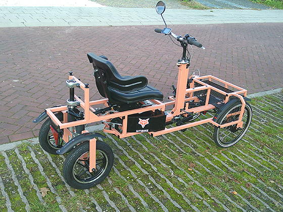 FoxiBikes Sitibike 2.0 is aan de voorkant 75 cm breed. De zwarte 'lip' beschermt de aandrijving en mechaniek 
tegen straatvuil. Vaak worden er led-koplampjes in de lip gemonteerd. 