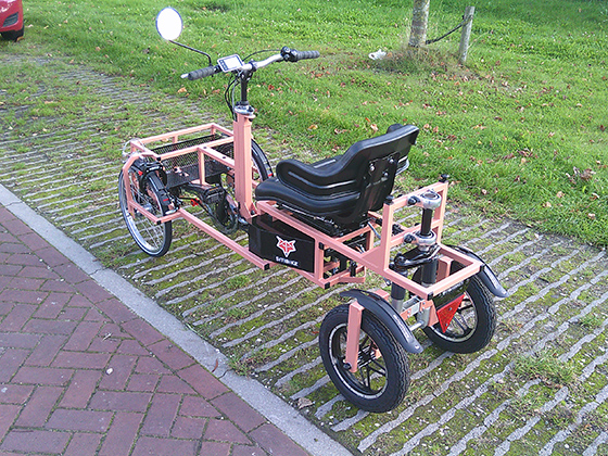 FoxiBikes Sitibike 2.0 is aan de voorkant 75 cm breed. De zwarte 'lip' beschermt de aandrijving en mechaniek 
tegen straatvuil. Vaak worden er led-koplampjes in de lip gemonteerd. 