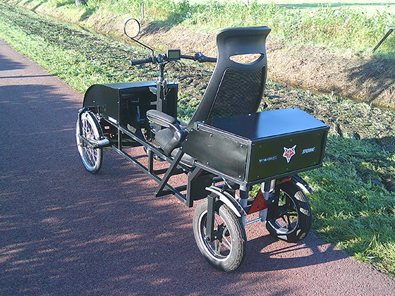 Bij de Spidibike kunt u kiezen uit een 'comfort-stoel' (foto) met een mesh rugleuning en 
opklapbare armleuninge voor eenvoudig in- en uitstappen, en uit een kunstleren 'sport-stoel'. 